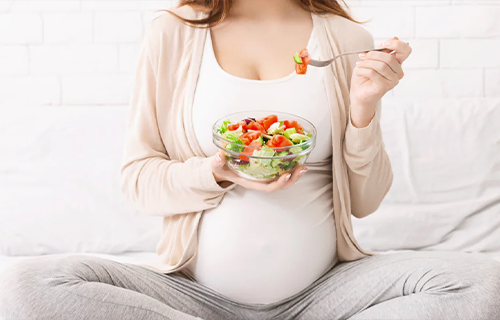 Femme enceinte mangeant.