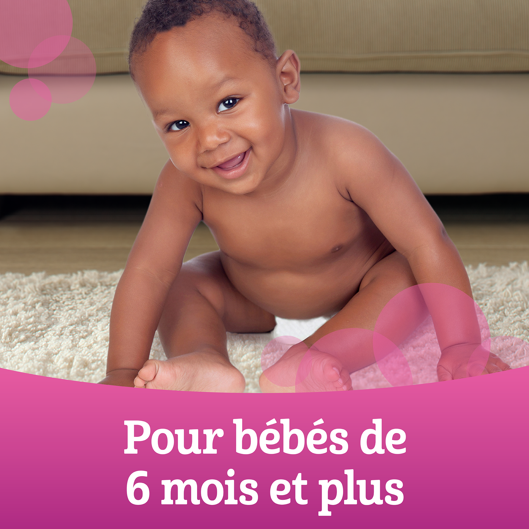 Bébé souriant assis sur le sol avec la mention « pour les 6 mois +».