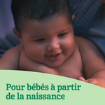 Nourrisson souriant regardant vers le bas.