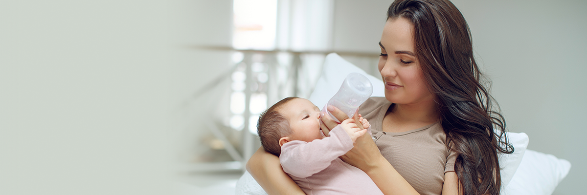 Femme donnant le biberon à son bébé.